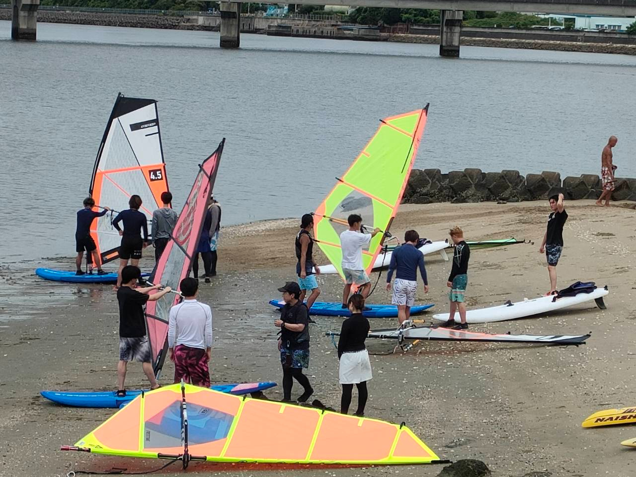 ������K���i