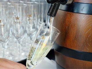 樽詰スパークリングワイン飲み放題! すっきりとした辛口、優しい泡の飲みやすいスパークリングワインをご自身で樽より注いでお好きなだけお楽しみください。