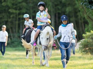 はじめてお馬さんに乗るお子様も、大人の方も安心♪たくさんの愛情を受けてのびのびと暮らしているから人が大好きなんです♪ 外の道でも安心してのることができます!