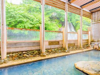 七絃の滝と四季折々の渓谷美を感じる半露天風呂。男湯からは爽快な眺めと滝見風呂を楽しめます♪