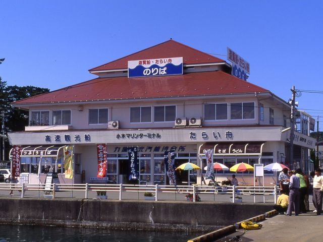 乗り場|赤い屋根が目印! 海の駅にもなっていて、大駐車場・売店・軽食堂もあります。
