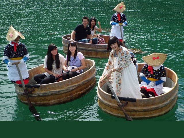 安定感ある「たらい舟」。女性船頭さんが巧みに操る舟は佐渡旅行のおもむきを感じさせてくれる♪