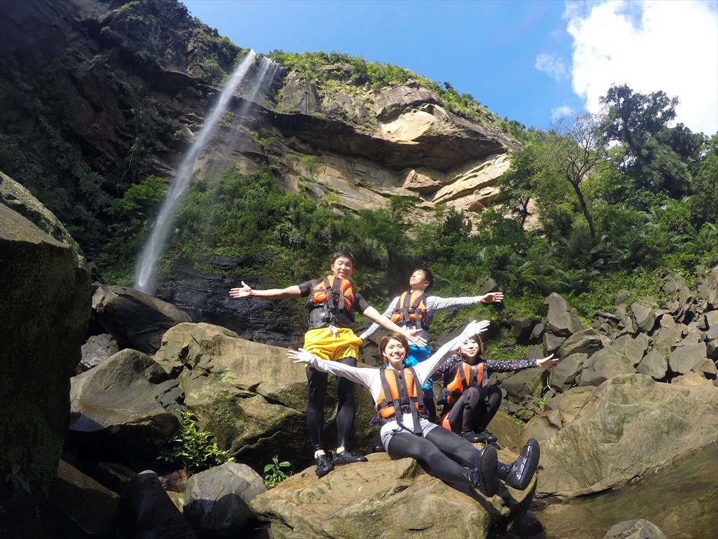 滝に到着!沖縄県最大の落差を誇る滝は綺麗でもあり迫力もあります☆滝つぼで泳げるのも嬉しいですね!舞い上がるマイナスイオンに癒されて大自然を満喫しましょう♪
