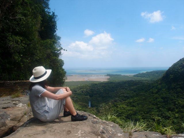 滝上からの眺めも綺麗で壮大ですよー☆マングローブ林と海と空、西表島に来たら一度は見て頂きたい絶景です♪のんびり眺めているだけで癒されます。