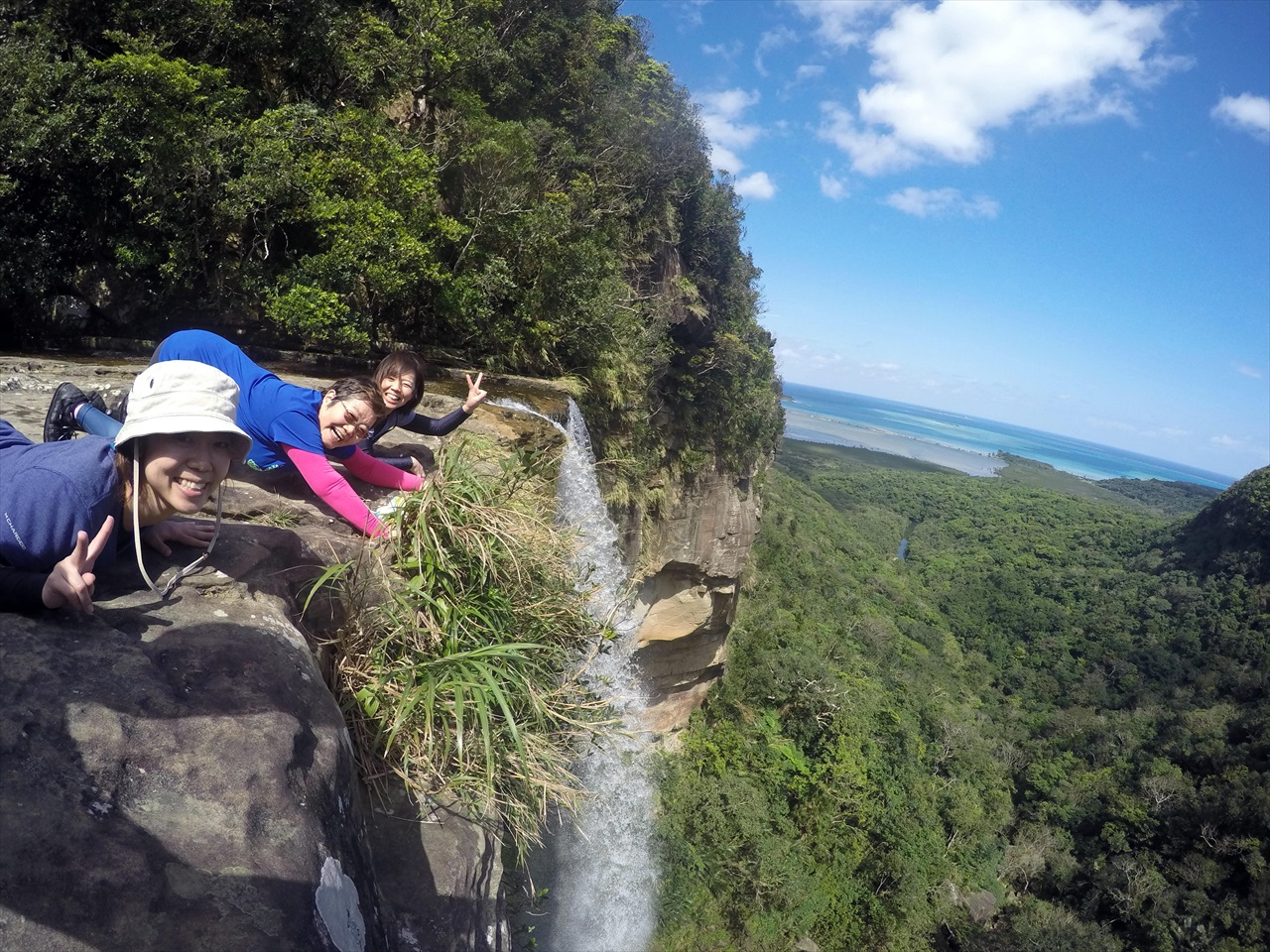 滝上から滝つぼを覗いてみましょう☆柵もなにもない55mの断崖絶壁はスリル満点です♪