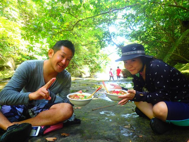 昼食は空風特製のソーキそばです☆大自然で食べるとより一層美味しいですね♪