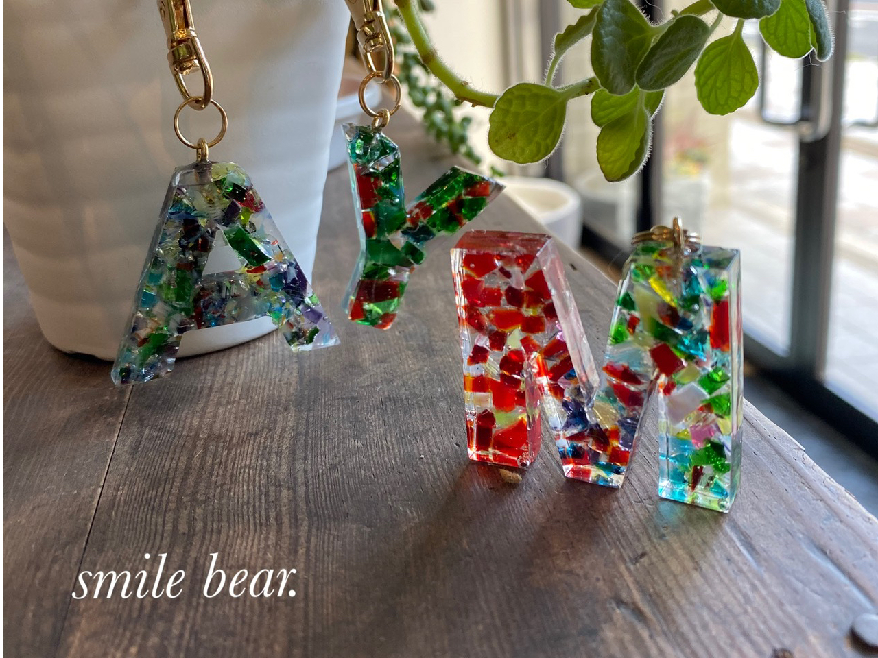 ステンドカラスの端材を使用しています。