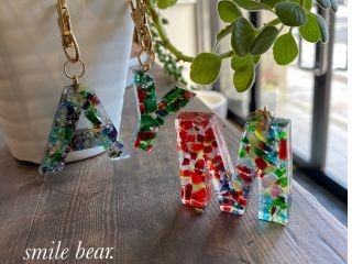 ステンドグラスの端材を使用しています。