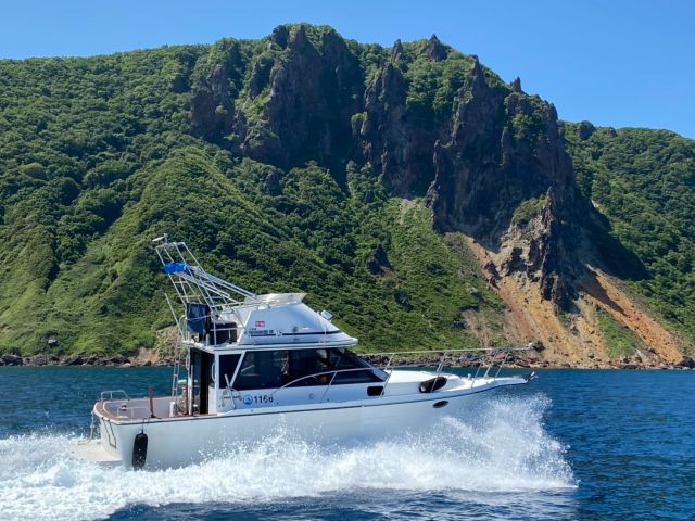 クルーザーで巡る青の洞窟!ちょっとリッチなクルーズをご堪能下さい。二階席がおすすめです。