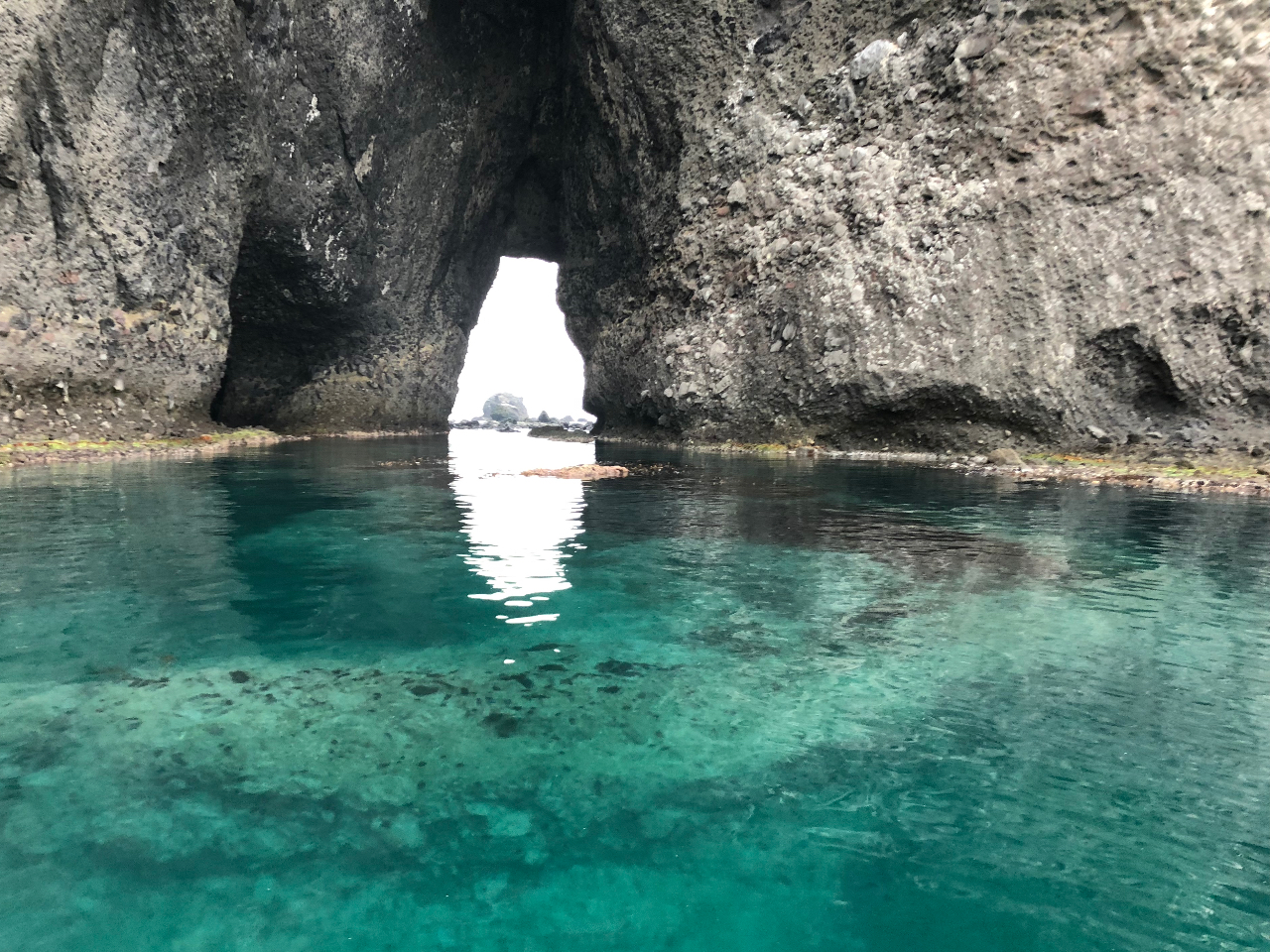 青の洞窟横の窓岩!穴の手前には浅瀬があり、天然のウニが見えることも!