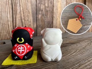 さるぼぼモチーフの素焼きの土鈴に自由に絵付け!ぼぼ鈴(りん)の絵付け体験♪