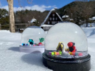 手作りのさるぼぼや合掌造りのマスコット♪雪が舞う楽しいスノードームづくり♪