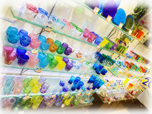 カラフルで豊富な種類の琉球グラス♪