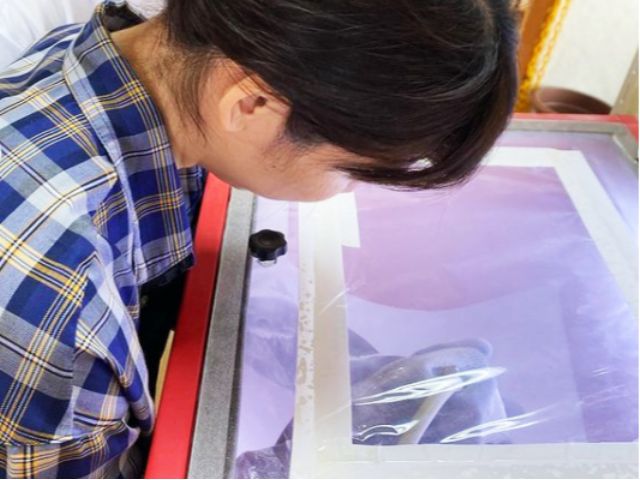 砂を吹きかけてグラスに彫刻していきます♪