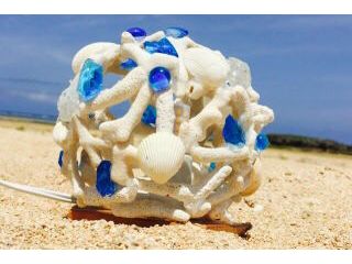 サンゴと琉球ガラスを組み合わせてオリジナルのサンゴランプを♪