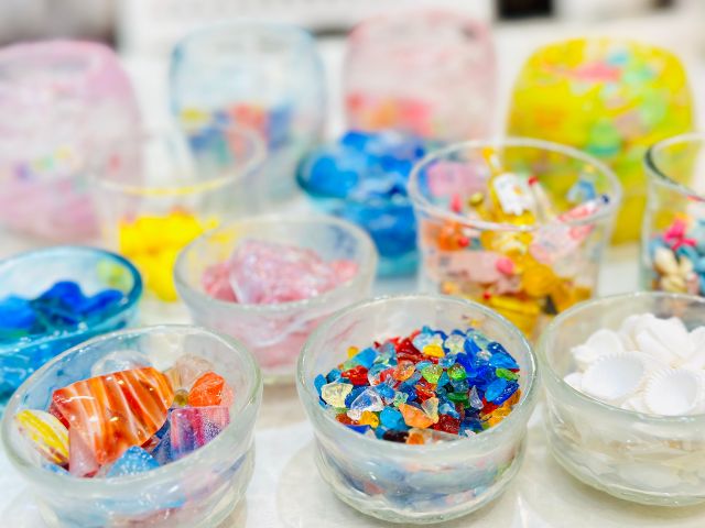 琉球ガラスがキラキラ☆透け感のある爽やかなキーホルダーが出来上がります♪