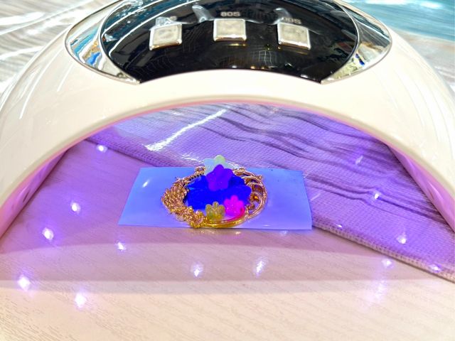 パーツを入れたら、UVランプをあててレジンを硬化します☆彡