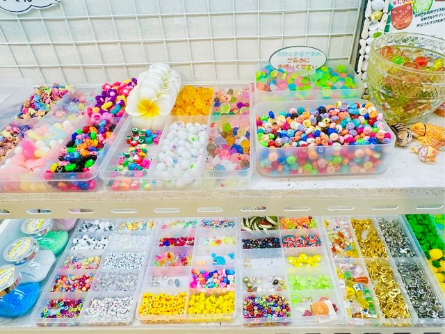 無料パーツ多数あり!カラフルなビーズ、アルファベットビーズなどから好きなパーツが選べます