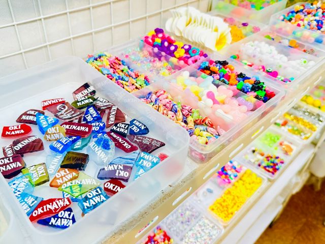 無料パーツ多数あり!カラフルなビーズ、アルファベットビーズなどから好きなパーツが選べます