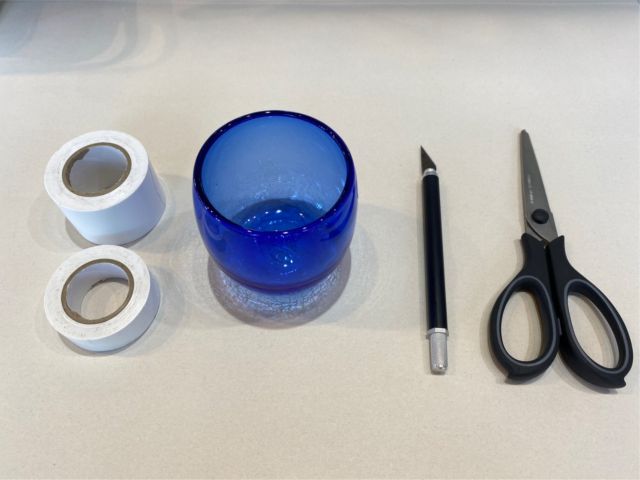 作業にはカッター、ハサミなど刃物を使用します。