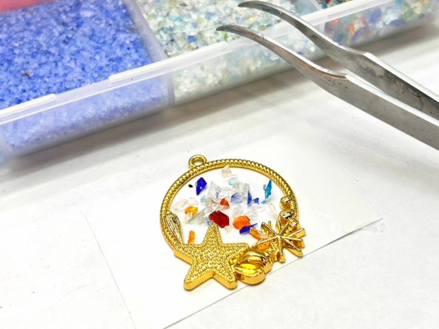 好きな色を選んでガラスをしきつめていきます!