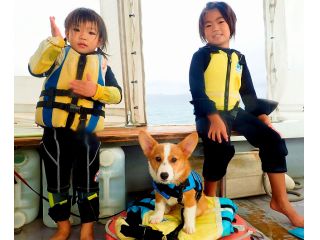 お子様もご参加大歓迎・TVでも紹介された愛らしい看板犬ニコと一緒に泳ぎましょう。子供用器材も豊富にあります。箱メガネ・浮き輪・ウエットスーツも豊富にあります