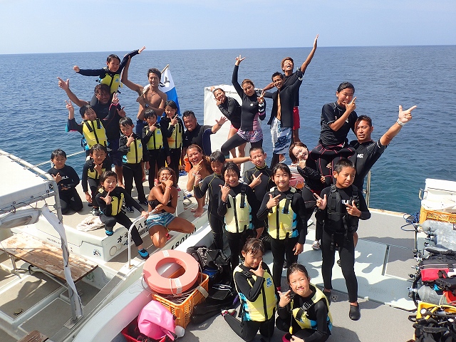 サークル・社員旅行など団体様も船が2艇あるので大勢のご参加も対応出来ますスタッフも沢山いるのでグループ間で体験ダイビング。シュノーケルなど別々のコースも選べます