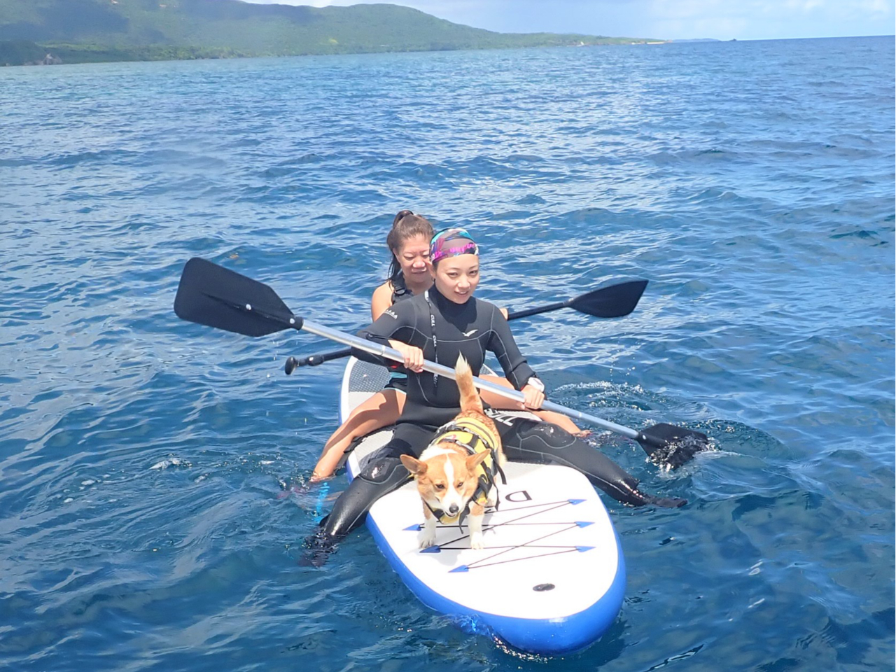 お昼休憩時に無料でSUPで遊んでいただく事も!(^^)!(波の高い日・寒い日(特に冬〜春)故障時は申し訳ございませんが積んでいません