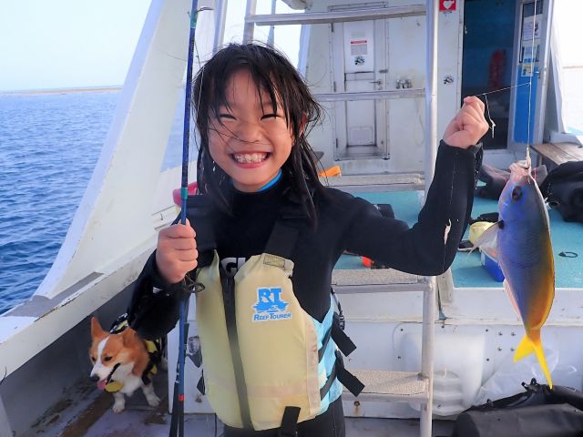 休憩時間は無料で釣りやSUPも!休憩時間はダイビング以外の楽しみ満点。お魚が多いから餌無しで釣れちゃいます。キャッチ&リリース♪(注:出来ない日もございます)