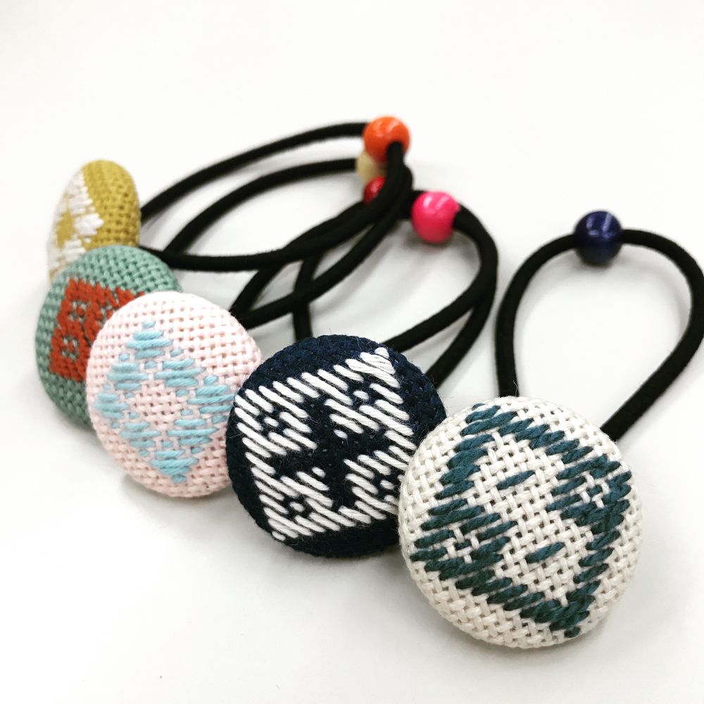 津軽こぎん刺しをしてこのようなくるみボタンを作成します。