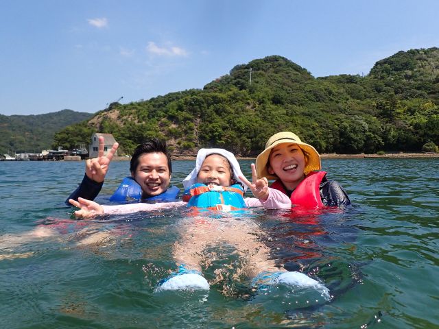 初めて海、最初は怖かったけど、勇気をもって浮かんでみたら気持ちいい!!