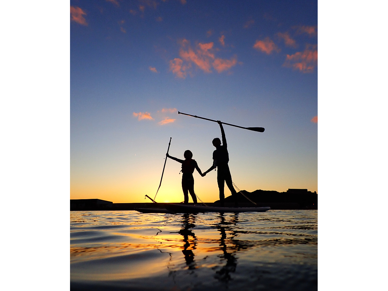 グラデーションがかかった夕暮れの空をバックに記念撮影!!