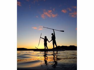 グラデーションがかかった夕暮れの空をバックに記念撮影!!