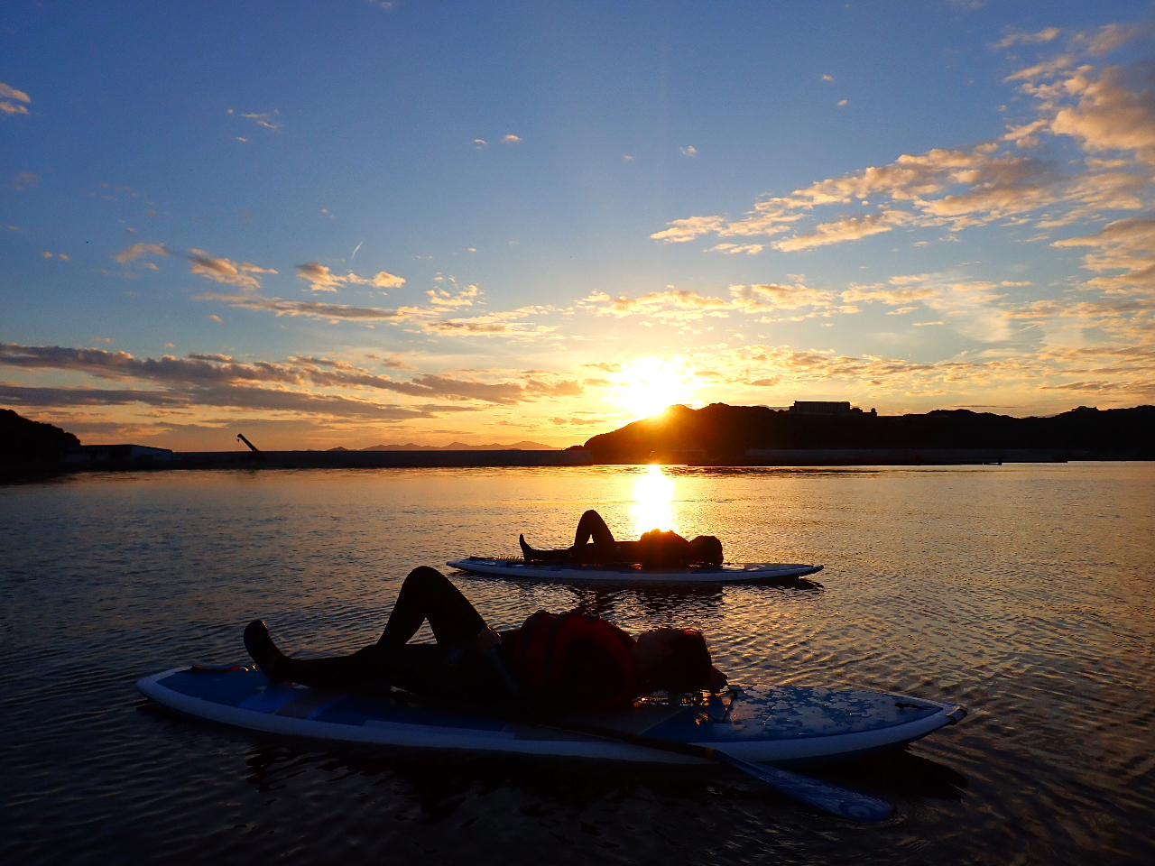 静まり返った海で海の上で寝転んで夕日が沈んでいくのを見届ける!最高の贅沢!!