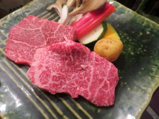 栃木和牛鉄板焼はご自身で焼くスタイル。上質でやわらかなお肉をご用意しております!自家製ソースでどうぞお召し上がりください。