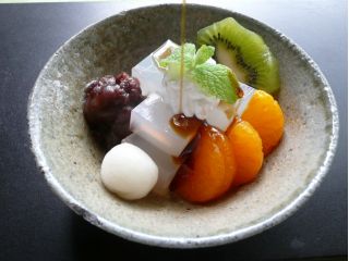 名水を使用して作られた寒天。あんこやフルーツを添えて、沖縄産黒蜜をかけてお召し上がりください。食後のデザートに、さっぱりといただけます!