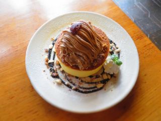 スフレパンケーキにモンブランが乗せられた甘口パンケーキ!味変したい方向けにエスプレッソソースをご用意しております。苦味を増して、大人な味もお楽しみいただけます。