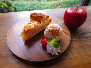 日替わりケーキ3種の中からお選びください。ドリンクは名水で淹れる珈琲がおすすめ! ( ※写真はイメージです)