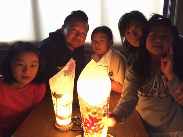 Jr円町駅より10分 和紙あかり手作り体験 ライトコース 完成まで約90分 京都で作る 京都を感じる 自分だけのオリジナルあかり作り ファミリー カップルデートや女性同士にもおすすめのお店 あかりデザイン工房 じゃらん遊び体験 Jr円町駅より10分 和紙あかり手作り体験 ライトコース 完成まで約90分 京都で作る 京都を感じる 自分だけのオリジナルあかり作り ファミリー カップルデートや女性同士にもおすすめのお店 あかりデザイン工房 じゃらん遊び体験