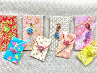 色とりどりに取り揃えた水引をご自由に組み合わせてお作り頂けます。季節をイメージしたり、着物や浴衣、お気に入りの服とのコーディネートを意識してもOK!