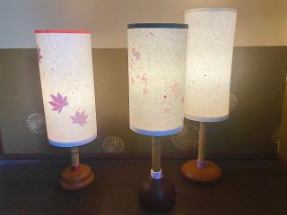 本格的な和紙あかり(スタンドタランプ)が完成します。木製の土台作り?和紙の染め装飾まで、京都・あかりデザイン工房でしか出来ない体験