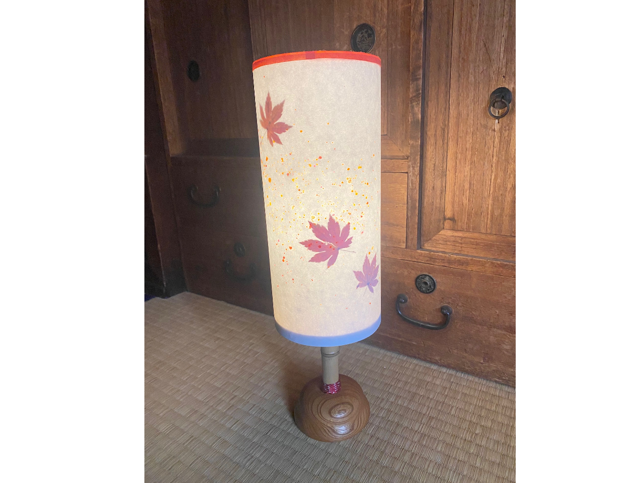 �a���V�F�[�h�ɂ͋G�߂̕��𐷂荞��ł���ϑf�G�ł��I�y��̖؂͟O�i�P���L�j�𒆐S�Ƃ������؂����p�ӂ��Ă���܂��B�C���e���A�ɍ��킹�Ă��I�ђ����܂��B