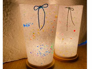 【点灯時の感動!】和紙を透した柔らかな光と独自の模様。学校展示後もおうちのインテリアとして末永く活躍する本格的なあかりです。