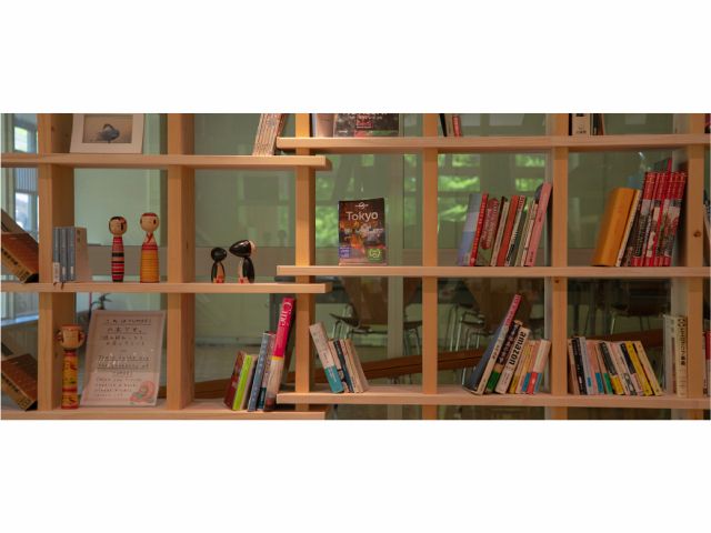 【ライブラリー】どなたでも無料でお好きな本をお楽しみいただけます。コーヒーと一緒にゆったりとした時間をお過ごしください。