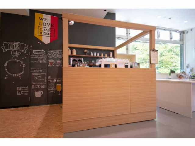 【カフェ&バー】こだわりのコーヒーや生ビールなどを有料にてお召し上がりいただけるカフェスタンドがございます。