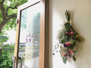 当店セレクトのお花でスワッグを作ります