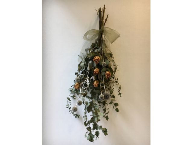 ドライフラワーになった状態のスワッグです。