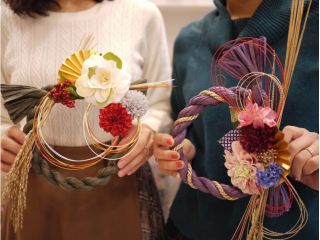 ご自身の好きなしめ縄の色や、花、水引を選んで作っていきます。