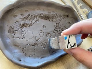 初めての方でも楽しく小皿が制作できる陶芸体験です♪陶農館のスタッフがやさしく指導します。当館のスタッフはみんな陶芸家!