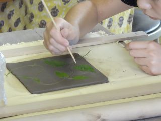 初めての方でも楽しくうつわが制作できる陶芸体験です♪陶農館のスタッフがやさしく指導します。当館のスタッフはみんな陶芸家!